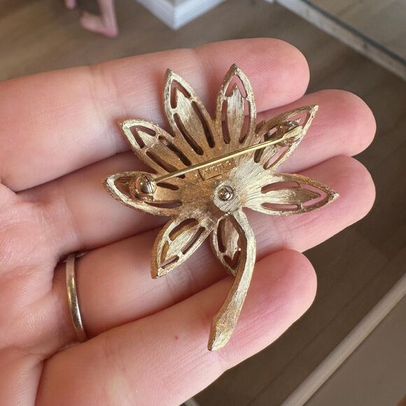 Vintage Avon Blooming Lotus Gold Tone Flower Brooch Pin Layered Leaves - Picture 2 of 2